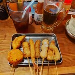 Kushi Katsu Tanaka Aobadai Ten - 串の盛り合わせと単品で頼んだ串。玉ねぎ、山芋、鶏、豚、お餅、エビなど。