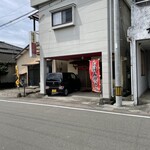 Takemiya Ramen - 道路向かえに駐車場があります。ちょうどこの撮り角度の所です。