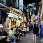 鳥園 - 新宿の街（思い出横丁線路側）