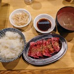 焼肉 えむかん - 令和6年4月 土日ランチタイム(11:00〜14:00)
焼肉定食 税込1000円
赤身肉5切れ、ご飯、汁物、ナムル