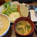 Sukiya Koto Ku Yakusho Mae Ten - 納豆ソーセージエッグ定食