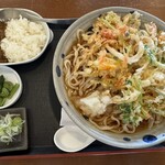 Soba Dokoro Maruhachi - 冷やしかき揚げうどん　ミニ牛すじカレー