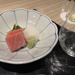 Shikisai Dining Haru - 付け合わせも最高に美味しい鮮度抜群マグロとイカのお刺身