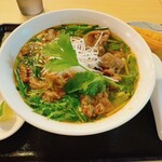 PHO QUYET - 牛すじ煮込みフォー、揚げパン、パクチー追加