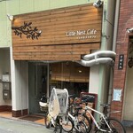 Little Nest Cafe - 外観。美容院ぽい見た目。