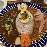 Little Nest Cafe - 右が和風出汁のチキンカレー、左がビーフカレーです。