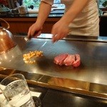 ステーキハウス ハマ - 肉を焼き始めます