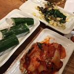 Higashi Tokorozawa Tare Yakiniku Nonki - 上部にチラ見えしているチョレギサラダが山盛りで驚く。それを写真に撮らなかった自分に驚く。