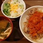 Sukiya Honyawata Eki Minamiguchi Ten - キムチ牛丼 中盛 サラダセット 970円