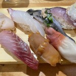 Taishu Sushi Sakaba Fujiko Higashiguchi Ten - ホタテ、真鯛、イワシ、まあじ
                        いさき、赤貝、蒸しホッキ（いい蒸し加減！）