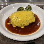 ステーキハウス 牛の松阪 - チーズハンバーグ300g（焼き加減レア）　※安定の旨さです。全国的に見ても相当美味しいお店だと思います。ハンバーグはもちろんですがステーキも美味しいです。