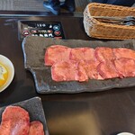 Kuroge Wagyu Yakiniku Gaisenmon Takashina Ten - 上タン塩