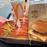 McDonald's Ageo Ario Ten - 油淋鶏チーズチキンタツタセットとベーコンポテトパイ。