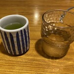 Shojikiya - すぐに熱いお茶とお冷や