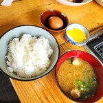 峠の茶屋 - ご飯、味噌汁、卵、沢庵、付いています。