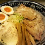 GAKU - 麺を油で絡めて、タレで味付けをする油そばとは一味違います。
      当店では油そばの油は、ラーメンのスープと同様に考え、自家製の煮干し油を使用。油そば、ファンからの高い評価を頂く自慢の一杯です。