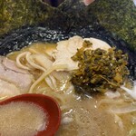 大志軒 - サービスの高菜をトッピング。