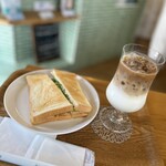 THREE FISH Coffee - タンドリーチキンサンド