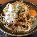 Tachigui Soba Suzushige - 天ぷらうどん(420円)＋生玉子(60円)