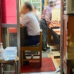 自由軒 - 店内。カウンターと横並びのテーブル。
            全盛期は表で食べてる人も居たよな？？w