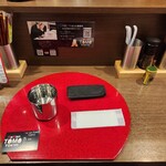 RaMen TOMO TOKYO - 内観 卓上
            水、お手拭き、紙エプロンは券売機横からセルフ