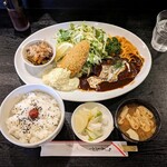 ごっつおや - 料理写真:ハンバーグと大きなアジフライ定食