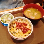 Sukiya Sendai Iwakiri Ten - ヤンニョムチーズ牛丼