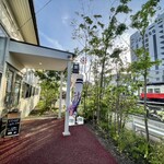 こみなと待合室 - お店の入口、鯉のぼりが飾られています。右手に小湊鉄道