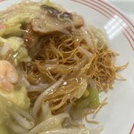 Ringer Hut Narita Yuaerumu Ten - 野菜あんに隠れていました極細で香ばしいパリパリ麺の長崎皿うどんです。