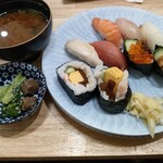 Osushi no Kadoya Russhiasu Ten - 上寿司定食2000円（税込）の寿司、小鉢、赤出汁2024年5月