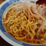 北海道ソウルフード - 定番、黄色い中太縮れ麺。