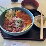 Seafood Restaurant Uosse - 二色丼。ぼーっとして写真を撮るのを忘れてわさび醤油かけてからの撮影となってしまいました