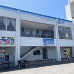 Seafood Restaurant Uosse - 2階がレストラン。祝日の11時ごろでもこのくらい空いてます。もしかしたらこのあと混雑するかもしれませんが…