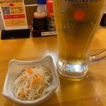 Sushi Izakaya Yatai Zushi Akimachi - 〆の生ビール。　お通しの野菜は有難い