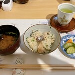 Yokohama Kappo Shisei - ・マサバとキノコの土鍋ご飯
                      ・赤出汁
                      ・香の物