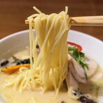 Ginza Kagari Hon Ten - 麺は中太のストレートで、特別な個性は感じなかった