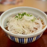 Naka U Yoyogi Uehara Ten - オニオンサーモン丼 〜 サーモンが見えない玉葱の量。