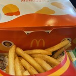 McDonald's Akabaneapireten - チキンナゲットの専用箱には顔が印刷されている。マクドナルドの頭文字であるMを鼻に見立てる巧みなデザイン。目の位置に開けられた穴からナゲットが覗いているのは店員の遊び心だろうか。