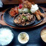 Aji no Magokoro - 迫力ある海老フライ大きくて身もぷりっとして美味しい。お肉も美味しかったです