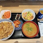 Yoshinoya Sakura Yukari Ga Oka Ten - 肉だく牛丼 頭の大盛、豚汁、野菜サラダ、キムチ