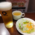 Ikinari Steak Purena Makuhari Ten - セットのサラダ&スープと生ビール