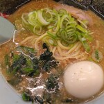 山岡家 - 味噌ラーメン690円(麺硬め味濃いめ油多め)、サービス券5枚で餃子(350円)無料、アプリクーポンで味玉子(140円)無料、味噌ラーメン(2024.5.11)