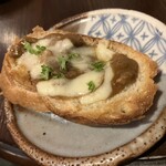 Bar JERUSALEM - 牛すじカレーのバゲットはサクサク食感にパセリのカホリがBARらしい仕上がり