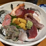 Azuma Sushi - ウニ丼でも良かったかも。でもでも、いろいろ楽しめるからやっぱり海鮮丼がいい。