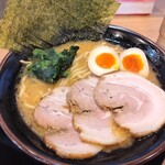 横浜家系ラーメン 初の家 - 