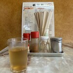 平和軒 - 卓上調味料と麦茶（セルフ）