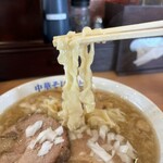 Tsubame Sanjo Chuka Soba Gito Ya Hanasaki Ten - 縮れた肉厚なきしめん、といった感じ。おもしろい食感。