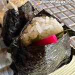 Gohoubi Omusubi - さばと大葉、紅生姜がめちゃくちゃイイ仕事しててさばも大きい!! 削りかつおと平飼い鶏卵の醤油漬は削りかつおがただでさえ美味しい卵黄の美味しさを倍増させてるのに感動!!