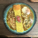 Spicy Curry House Hangetsu - ■A+B二種盛り ￥1.100
      （A=レギュラー・チキン、B=限定・ビネガーポーク）