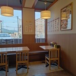 West Udon Harisuri Ten - 店内も改装されテーブル席が区切られていた。
                席数は地味に減ったと思う。